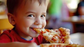 ai généré mignonne peu garçon en mangeant Pizza dans une pizzeria, proche en haut photo