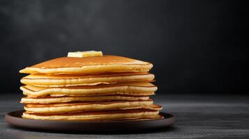 ai généré empiler de savoureux Crêpes avec beurre sur gris en bois tableau, fermer photo