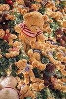 Noël Contexte avec cadeau des boites en dessous de le Noël arbre et nounours ours décoration dans rustique style intérieur photo