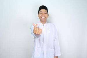 excité asiatique homme musulman donner coréen cœur forme à caméra isolé sur blanc Contexte photo