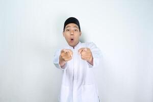 sous le choc asiatique homme musulman montrer du doigt vers l'avant à caméra isolé sur blanc Contexte photo