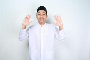 content musulman homme asiatique agitant deux mains à donner salutation isolé sur blanc Contexte photo