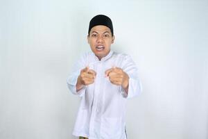 en colère musulman asiatique homme montrer du doigt à caméra isolé sur blanc Contexte photo