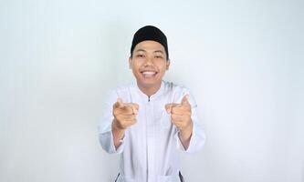 souriant musulman asiatique homme montrer du doigt à caméra isolé sur blanc Contexte photo