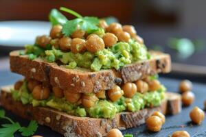 ai généré ouvert des sandwichs toasts avec salé saumon, Avocat guacamole, rôti pois chiches photo