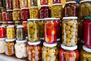 en conserve des fruits et des légumes dans verre pots photo