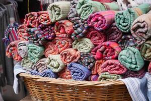 une espace de rangement panier fabriqué de bois rempli avec un assortiment de les serviettes photo