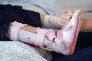 handicap de paralysie cérébrale chez l'enfant, orthèse de jambes. photo