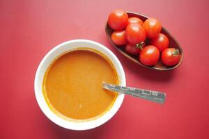 Frais tomate soupe sur table photo