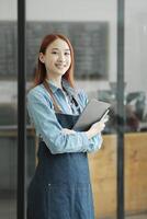 début en haut de entreprise, femmes chef le Nouveau entreprise confiant photo