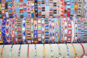 bracelets avec perles, posé en dehors dans le rue marché dans le Soleil. photo