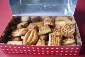 proche en haut de sucré biscuits dans une paquet sur table photo