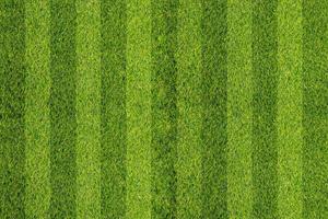 terrain de football en herbe à rayures. pelouse verte photo