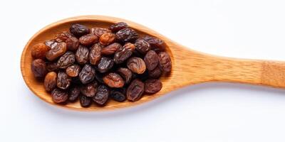 ai généré raisin pile dans en bois cuillère sur blanc Contexte. en bonne santé déshydraté aliments. Haut vue de séché grain de raisin tas. biologique sec collation. photo