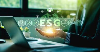 esg environnement social la gouvernance investissement concept. homme d'affaire en utilisant ordinateur à analyser investissement ex. stratégie cette considère le environnemental, entreprise carbone la main d'oeuvre les pratiques, durabilité photo