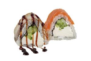 Sushi fermer isolé sur blanc Contexte. Sushi rouleau avec Graham riz, photo