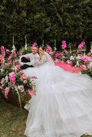 le la mariée et jeune marié embrasser. le la mariée doucement câlins le jeune marié par le épaules. magnifique mariage couple. le concept de romance dans une jeunes mariés relation. voyage de noces. photo