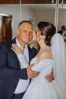 une magnifique la mariée avec sa père sur sa mariage journée. le meilleur des moments de le mariage journée. fille et père. photo