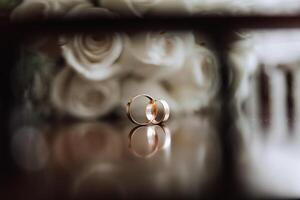 deux or mariage anneaux pour les mariées comme une symbole de éternité. tout est prêt pour le mariage cérémonie. un offre de une main et une cœur photo