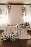 restaurant mariage table pour la mariée et jeune marié. luxe mariage table avec magnifique fleurs. rose stylisé photo