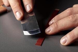 le processus de fabrication des articles en cuir. les mains du maître travaillent avec un produit en cuir. photo