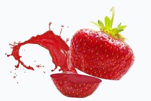 fraise tranché avec éclabousser jus sur une blanc Contexte photo