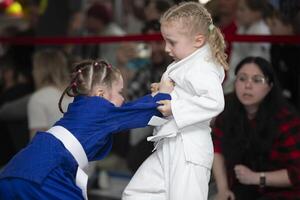 avril 23, 2023. Biélorussie, gomil central stade. judo enfants. peu judoka les filles rivaliser. photo