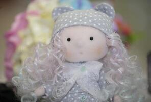tilda poupée dans le forme de une fille dans une gris chapeau. photo
