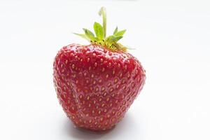 isolé fraise. Célibataire fraise fruit isolé sur blanc arrière-plan, avec coupure chemin photo