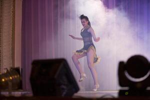 variété Danseur performant une Danse sur étape photo