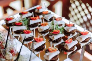 Viande et fromage collations sur le buffet tableau. plein air buffet tableau, des sandwichs sur brochettes avant le début de le vacances. photo