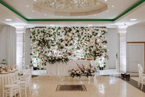 restaurant mariage table pour la mariée et jeune marié. luxe mariage table avec magnifique fleurs. rose stylisé photo