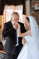 une magnifique la mariée avec sa père sur sa mariage journée. le meilleur des moments de le mariage journée. fille et père. photo