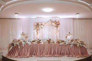 restaurant mariage table pour la mariée et jeune marié. luxe mariage table avec magnifique fleurs. rose stylisé photo