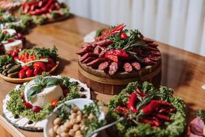 Viande et fromage collations sur le buffet. une buffet dans une fermé chambre, à une mariage fête ou anniversaire. des sandwichs sur brochettes avant le début de le vacances. photo