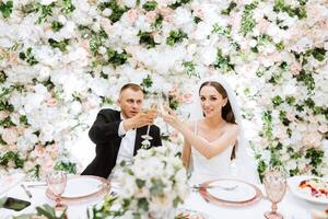 volé des moments à leur mariage réception. Jeune mariage couple élevage Champagne des lunettes pendant mariage fête photo