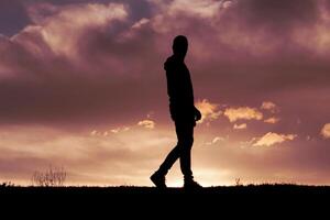 homme silhouette portrait trekking dans le Montagne dans heure d'été photo