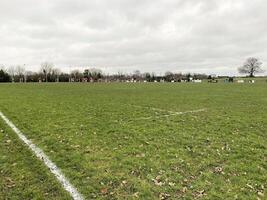 gens en jouant le rugby sur une samedi après midi photo