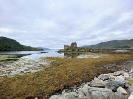 Écosse dans le Royaume-Uni sur 31 août 2021. une vue de eilean doonan Château photo