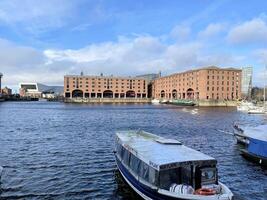 Liverpool dans le Royaume-Uni sur 11 février 2024. une vue de le Albert Dock photo
