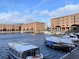 Liverpool dans le Royaume-Uni sur 11 février 2024. une vue de le Albert Dock photo