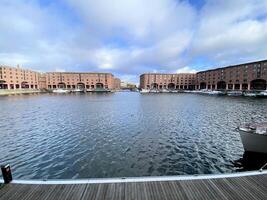 Liverpool dans le Royaume-Uni sur 11 février 2024. une vue de le Albert Dock photo