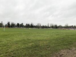 gens en jouant le rugby sur une samedi après midi photo