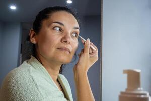 fille Est-ce que sa beauté routine à nuit. photo