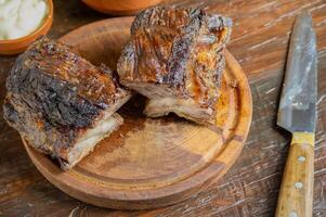 argentin rôti sur en bois planche. traditionnel argentin cuisine cuit sur charbon grilles. photo