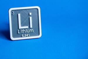 lithium logo sur une lumière bleu Contexte. photo