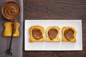 toasts avec argentin dulce de lèche. photo