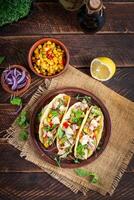 mexicain tacos avec poulet Viande, blé et salsa. en bonne santé tacos. régime menu. mexicain tacos. Haut voir, plat allonger photo