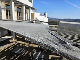 triangulaire ombre voile fabriqué de en tissu dans une vignoble dans Napa Californie photo