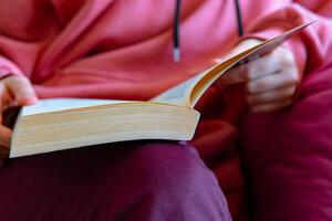 femme ou fille en train de lire ou départ une livre. photo